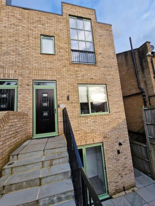 Stunning Newbuilt 3 Bed House Sleeps 9 Vila Edmonton Exterior foto